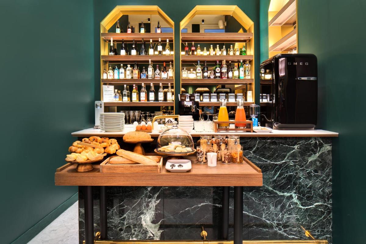 un bar avec du pain et d'autres aliments sur une table dans l'établissement Hôtel Artemisia Montmartre, à Paris