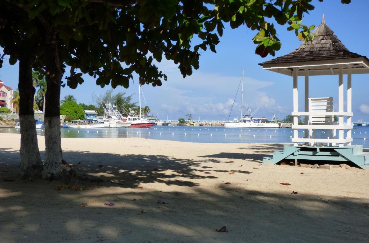 Beach One Bedroom Suite 13 - Housity