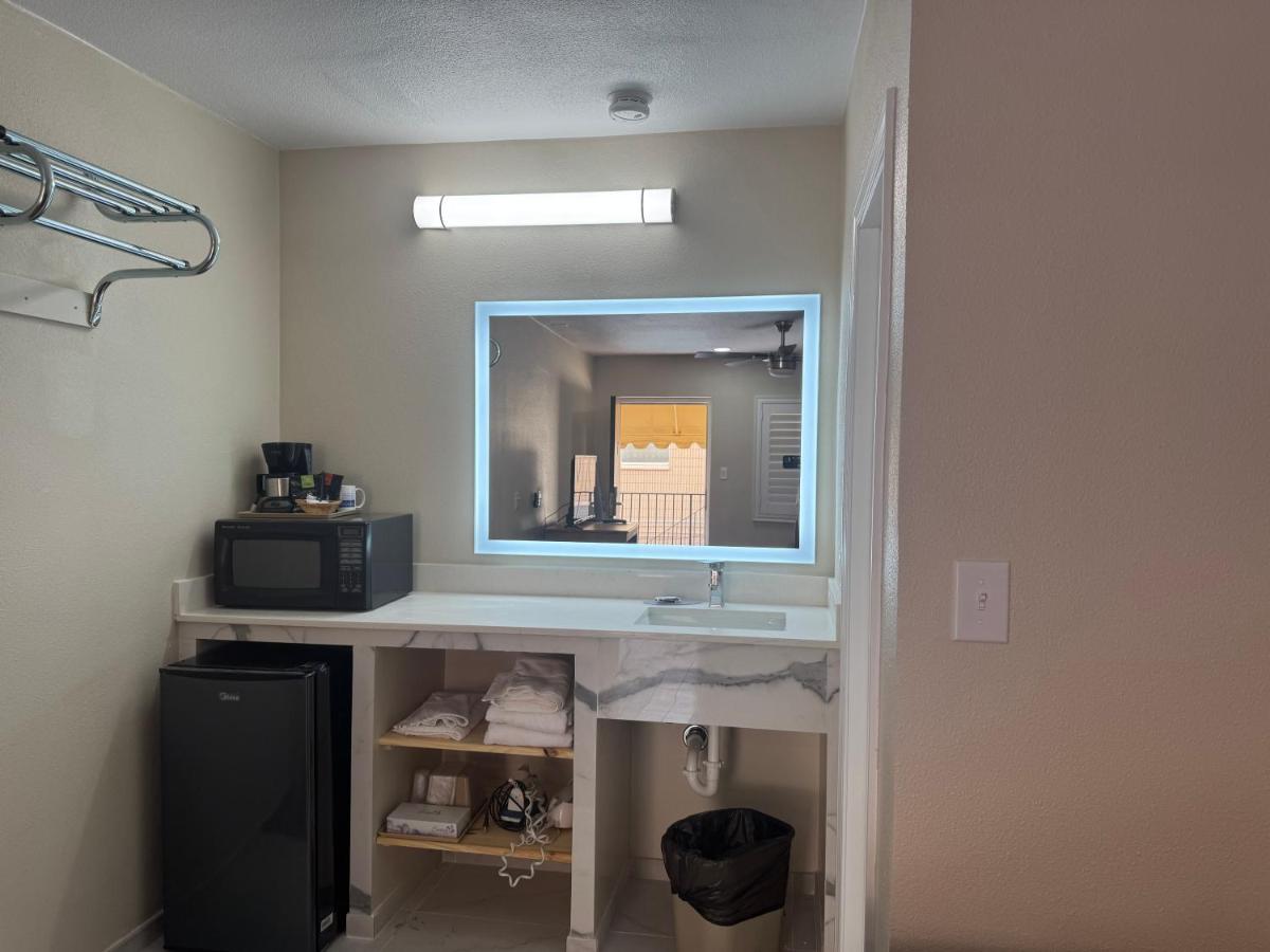 Townhouse Inn and Suites - Housity