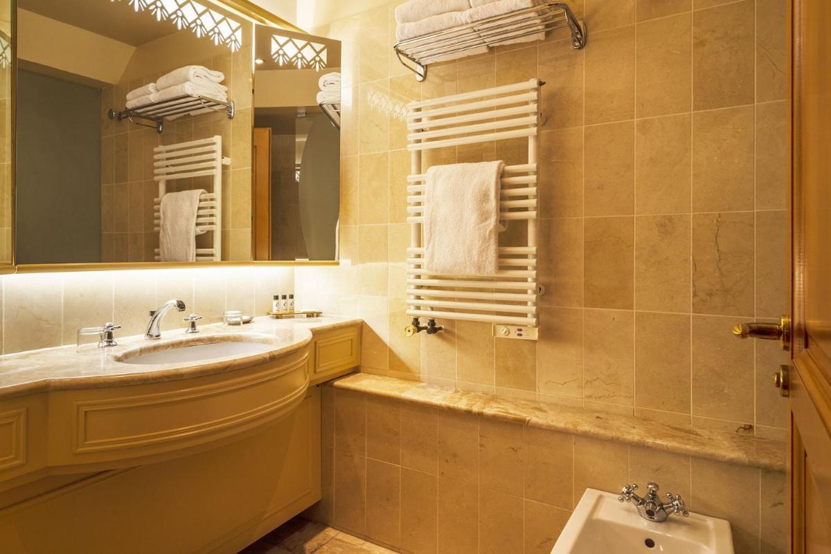 Salle de bains dans l'établissement Domaine du Limonay, The Originals Collection