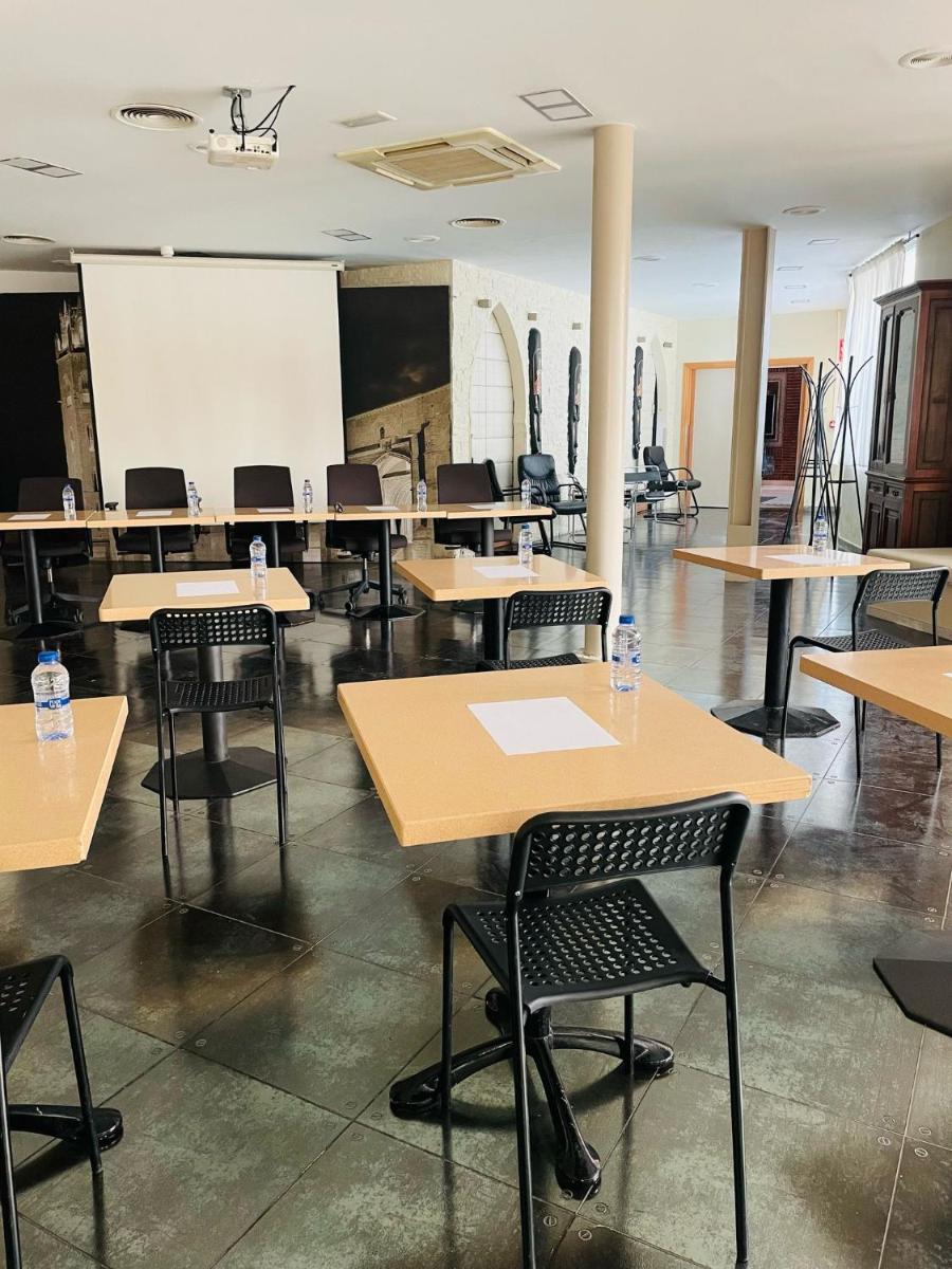 Un restaurante o sitio para comer en Nastasi Hotel & Spa