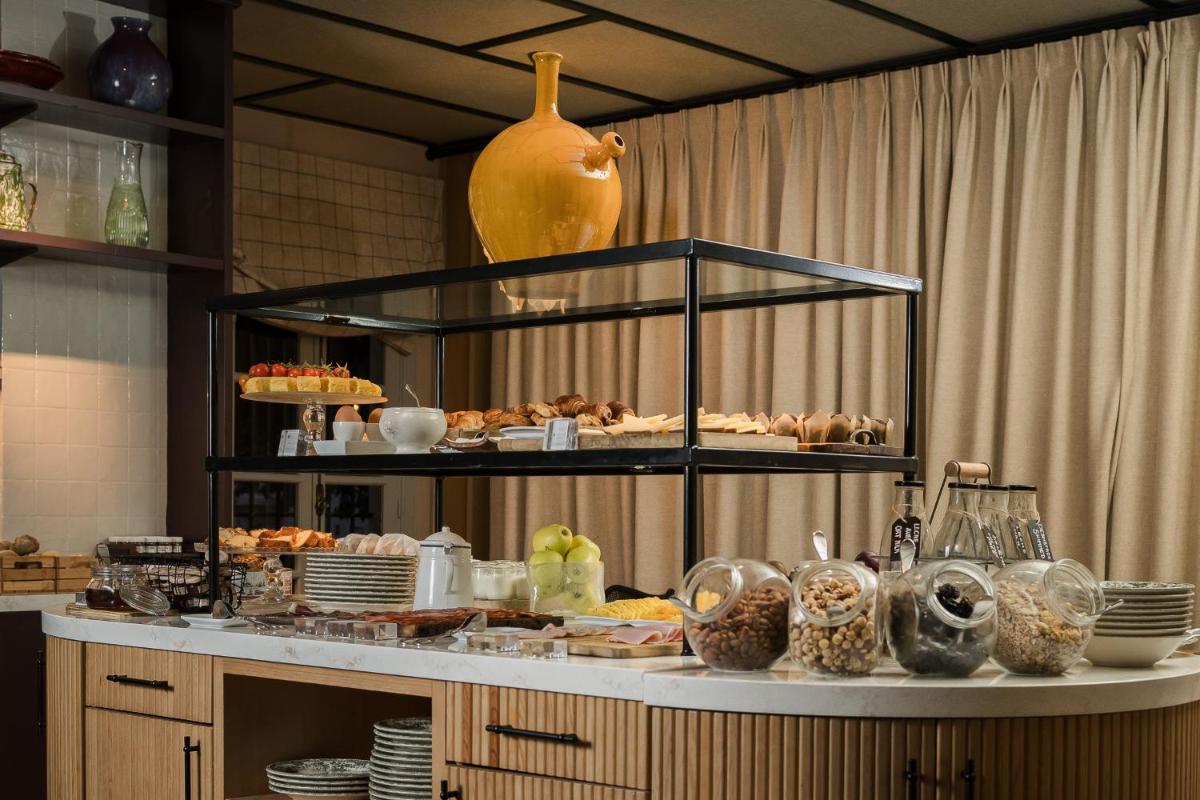 un buffet con mucha comida en una mesa en Hospes Las Casas del Rey de Baeza, a Member of Design Hotels, en Sevilla 60 fotos más