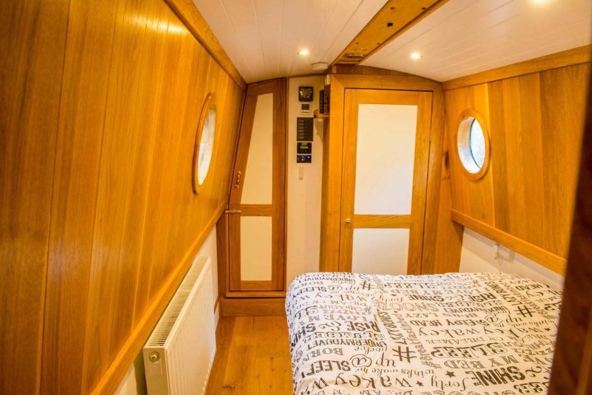 Narrowboat Puzzle - Housity