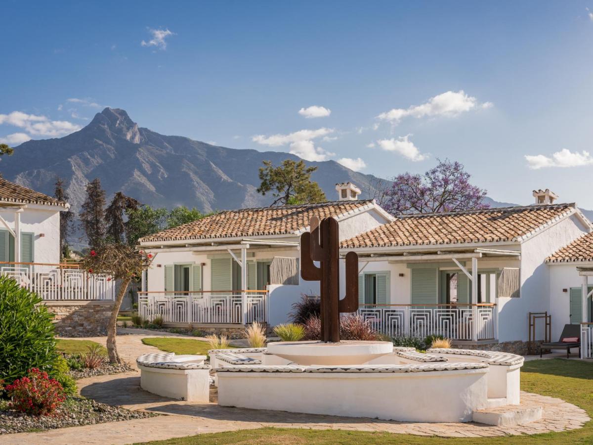 una casa con un cactus en el patio delantero en Boho Club, en Marbella