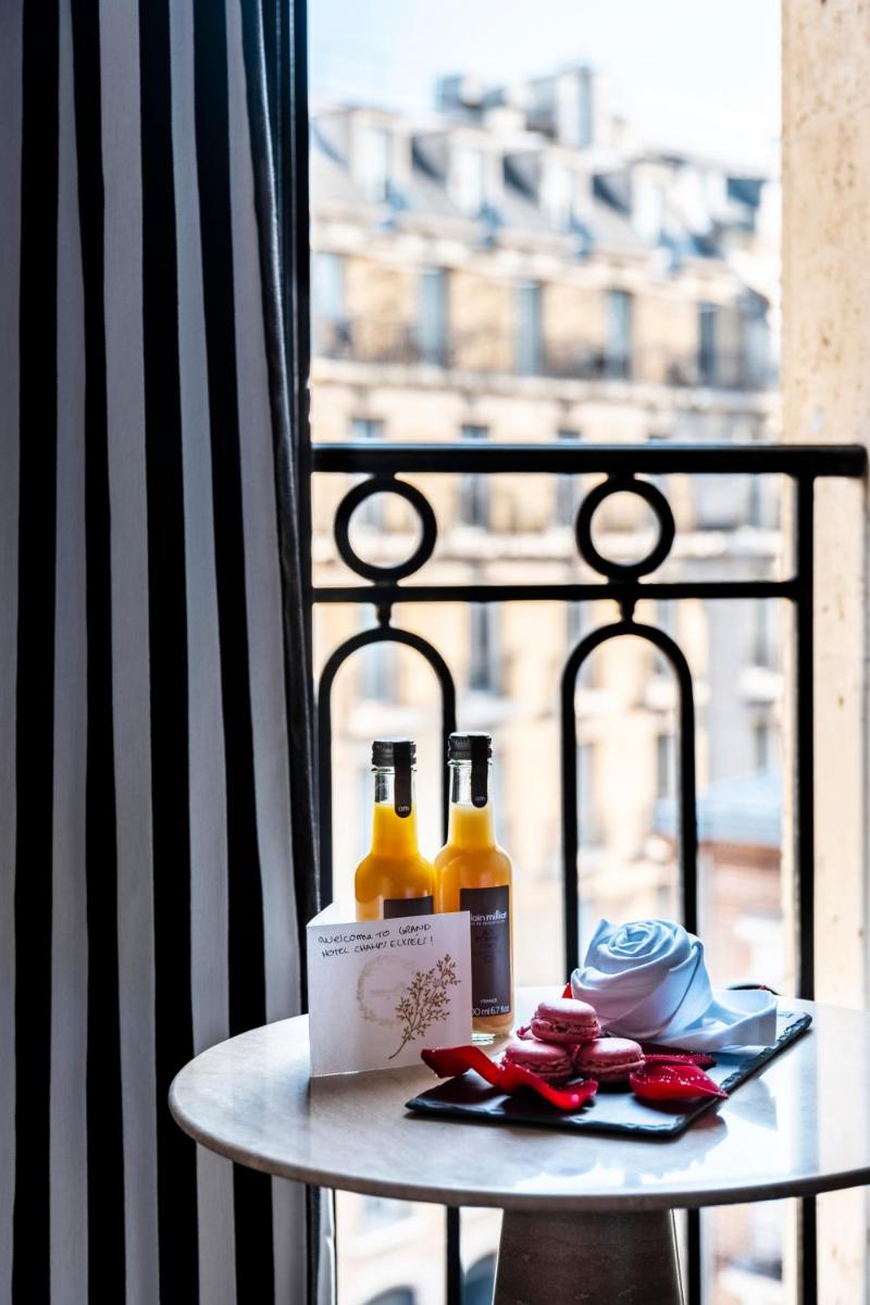 Options de petit-déjeuner proposées aux clients de l'établissement Grand Hôtel Champs-Elysées