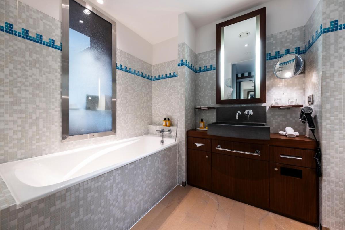 Salle de bains dans l'établissement Grand Hôtel Champs-Elysées