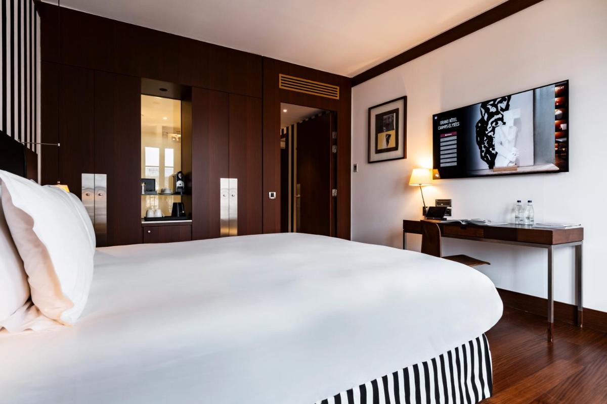 Un ou plusieurs lits dans un hébergement de l'établissement Grand Hôtel Champs-Elysées
