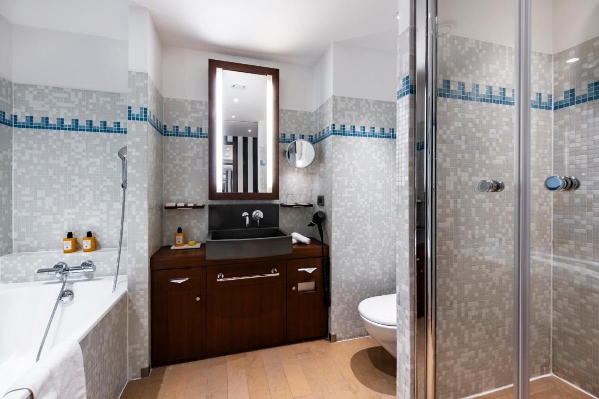 Salle de bains dans l'établissement Grand Hôtel Champs-Elysées