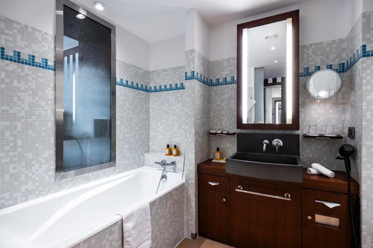 Salle de bains dans l'établissement Grand Hôtel Champs-Elysées