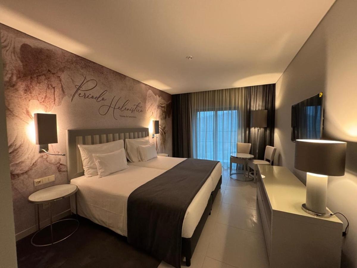 Uma cama ou camas num quarto em Vila Gale Collection Ponte de Lima