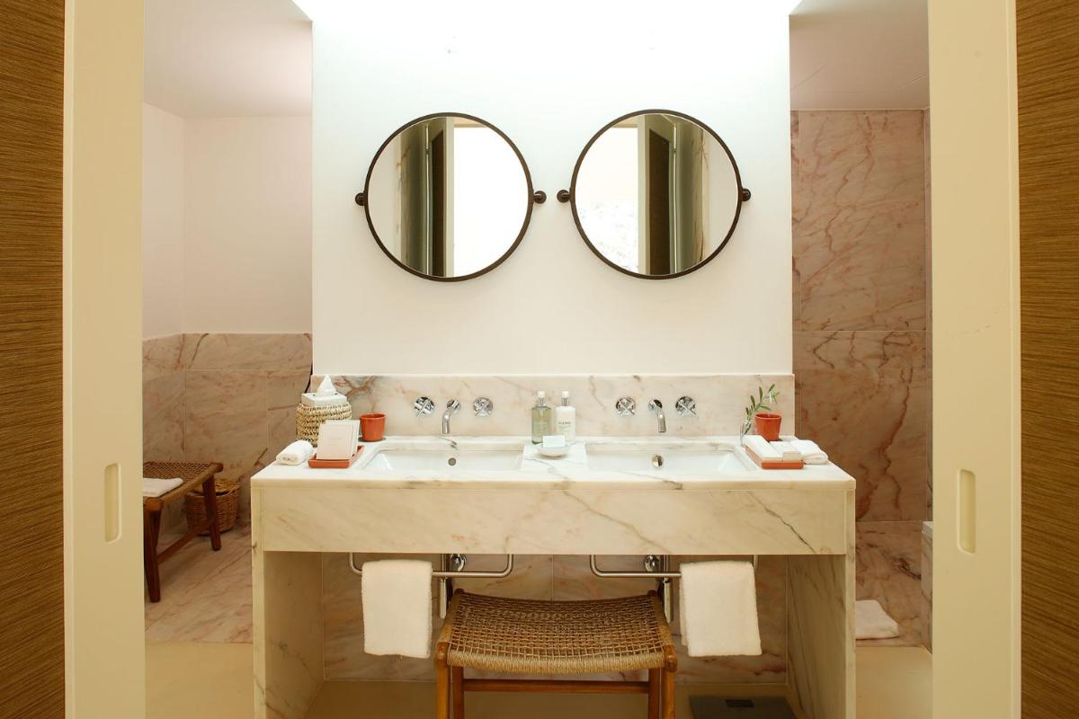 Uma casa de banho em Praia do Canal Nature Retreat - Small Luxury Hotels of the World
