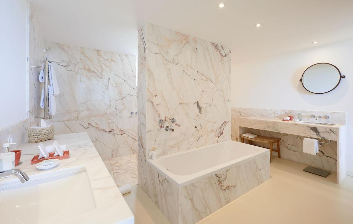 Uma casa de banho em Praia do Canal Nature Retreat - Small Luxury Hotels of the World