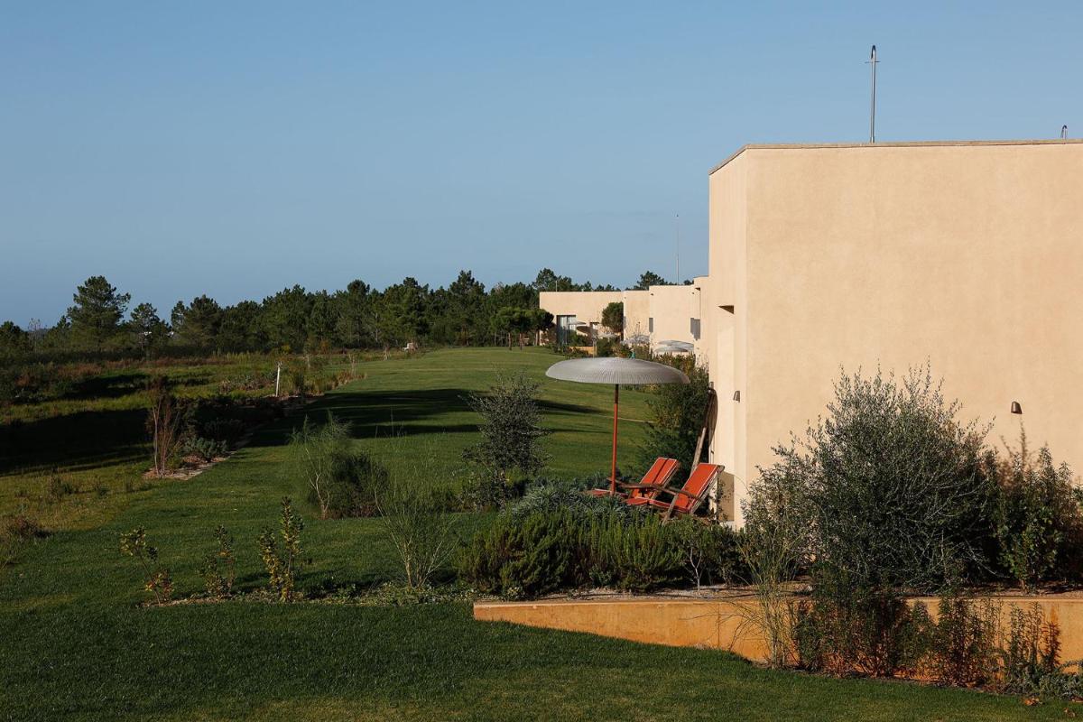 Um jardim no exterior de Praia do Canal Nature Retreat - Small Luxury Hotels of the World