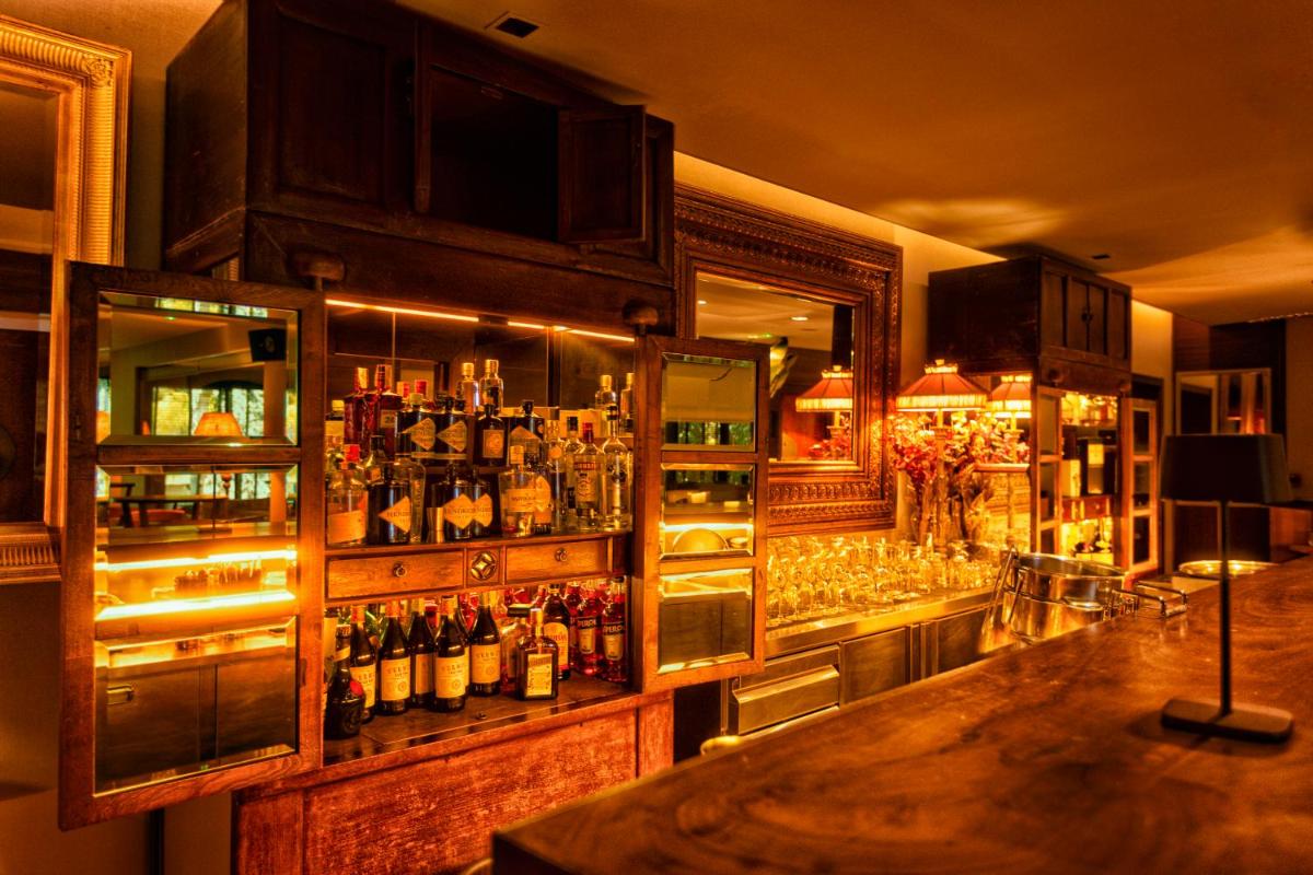 El salón o zona de bar de SWISS MORAIRA HOTEL & SPA - Adults only