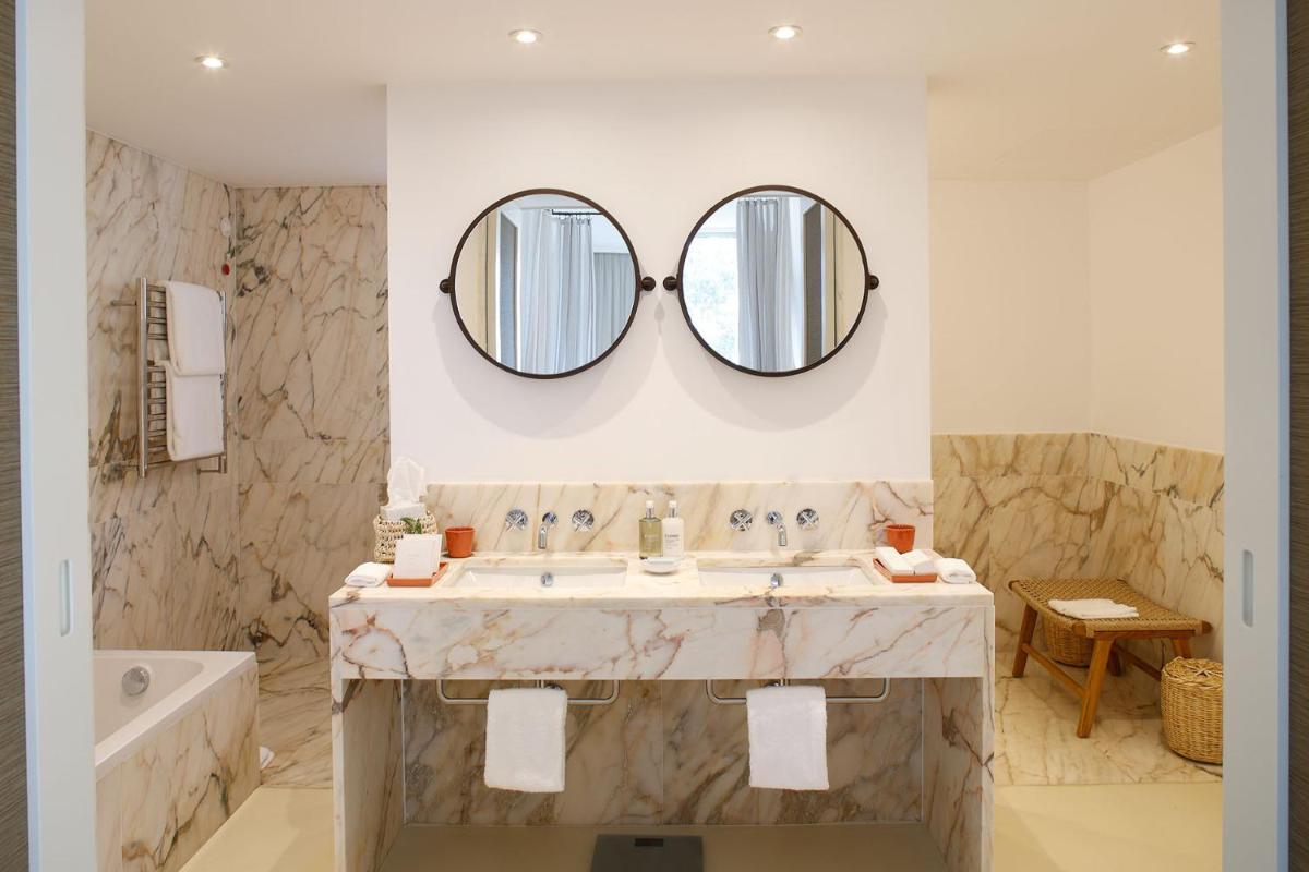 Uma casa de banho em Praia do Canal Nature Retreat - Small Luxury Hotels of the World