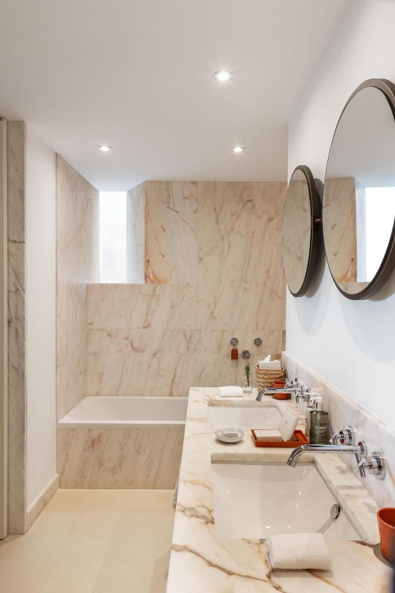 Uma casa de banho em Praia do Canal Nature Retreat - Small Luxury Hotels of the World