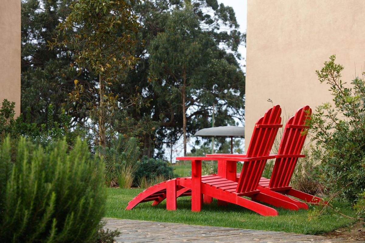Um jardim no exterior de Praia do Canal Nature Retreat - Small Luxury Hotels of the World