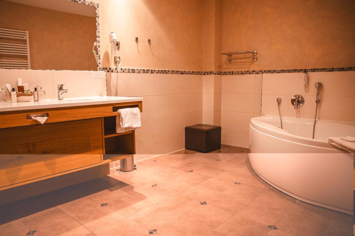 Salle de bains dans l'établissement Les Violettes Hotel & Spa