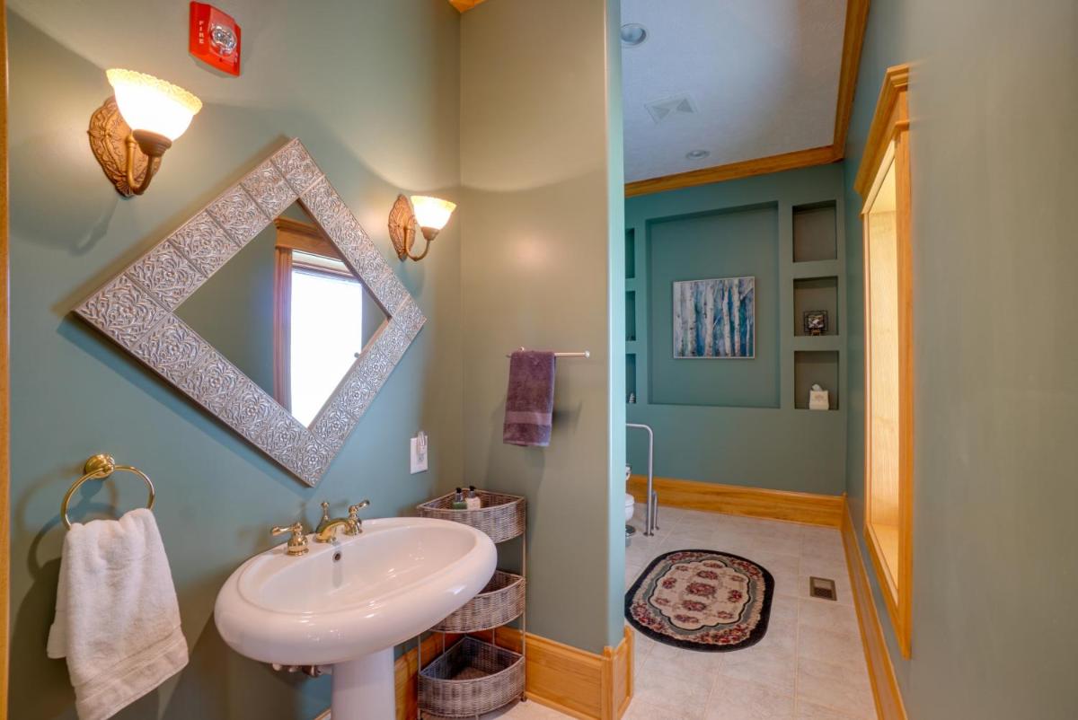 Vast McArthur Home Near Wayne National Forest - Housity