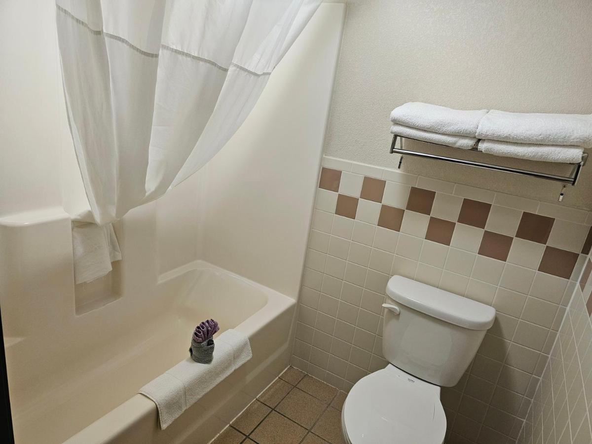Fossil Creek Hotel & Suites - Housity