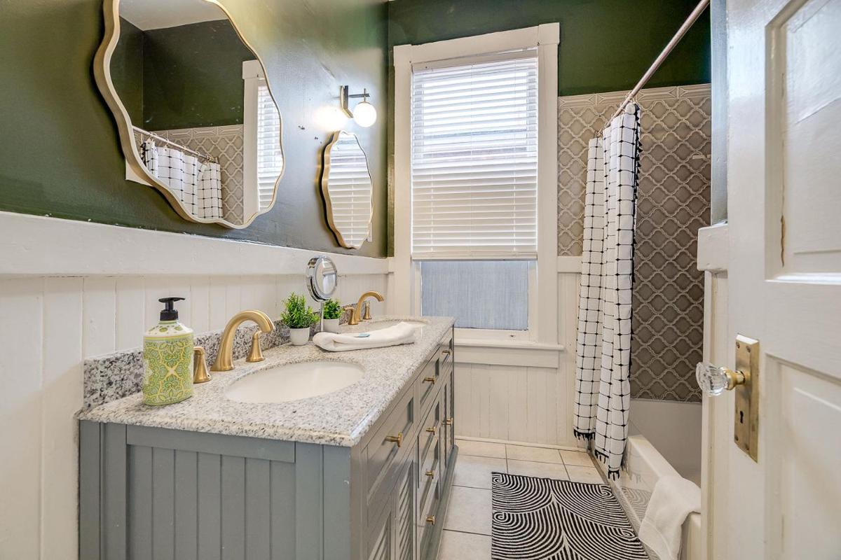 Cozy Home in Downtown close to Forsythe park - Housity
