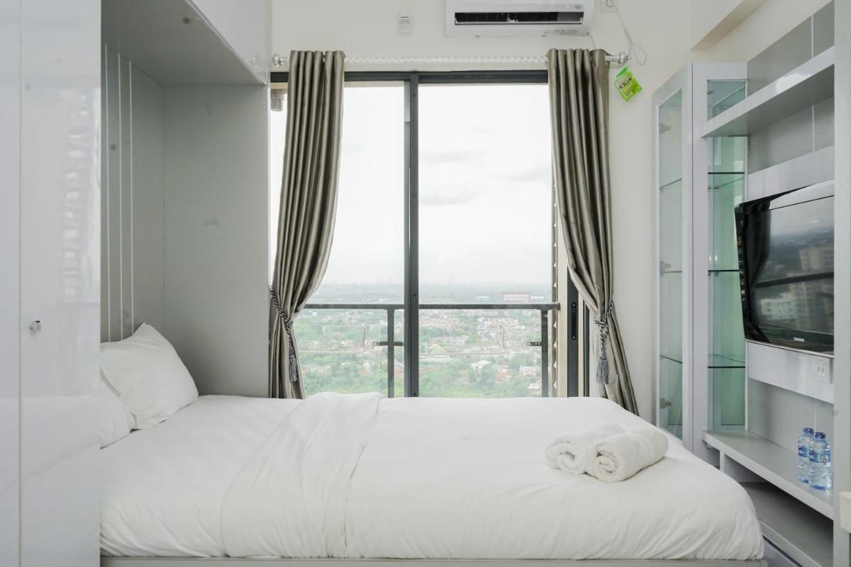 Homey and Warm Studio at Sky House BSD Apartment By Travelio - Housity