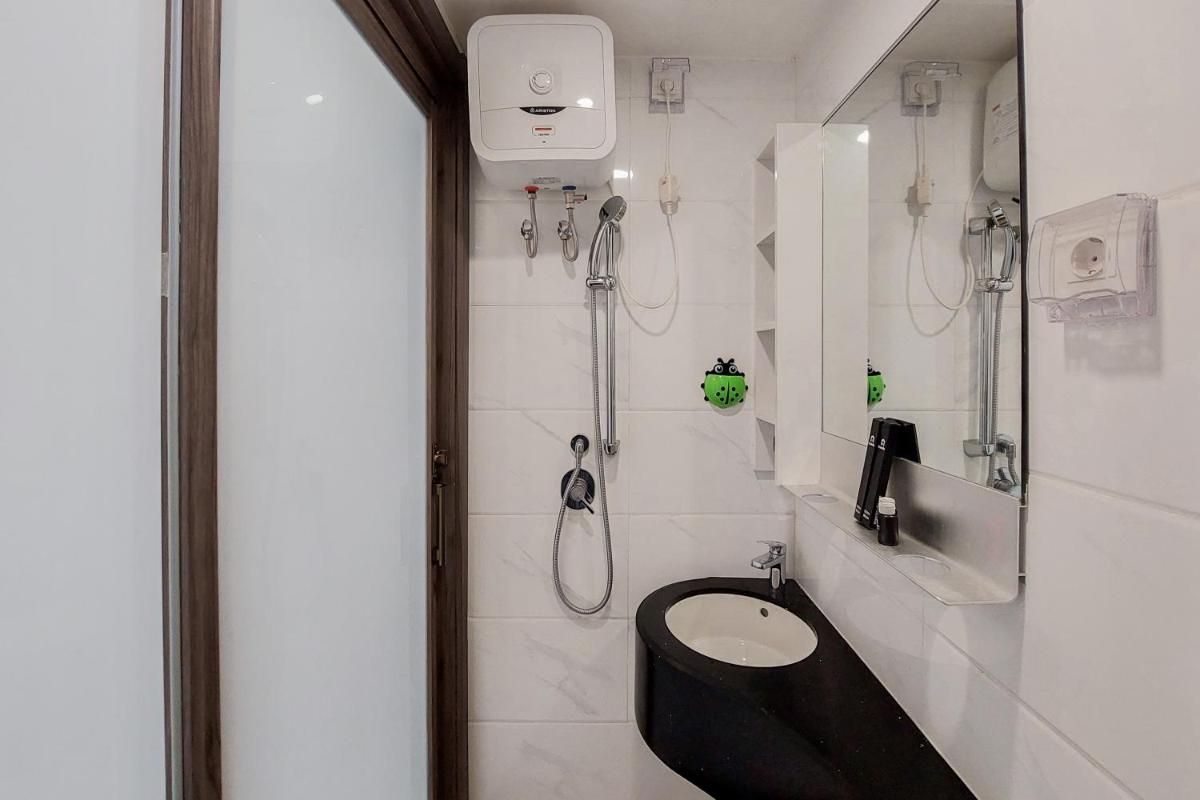 Homey and Warm Studio at Sky House BSD Apartment By Travelio - Housity