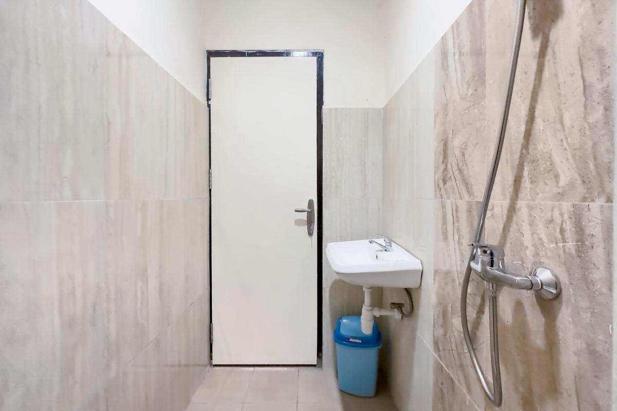 RedDoorz Plus at GNG Hotel El Tari Airport Kupang - Housity
