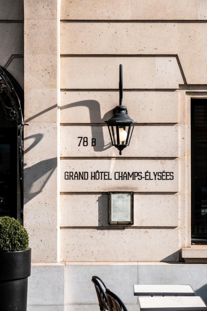 un panneau indiquant la rue sur le côté d'un bâtiment dans l'établissement Grand Hôtel Champs-Elysées, à Paris