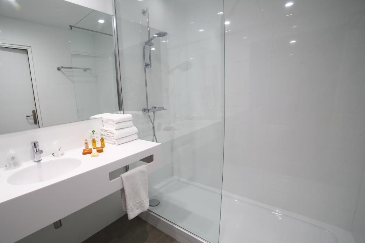 Salle de bains dans l'établissement Hotel Plaza - site du Futuroscope