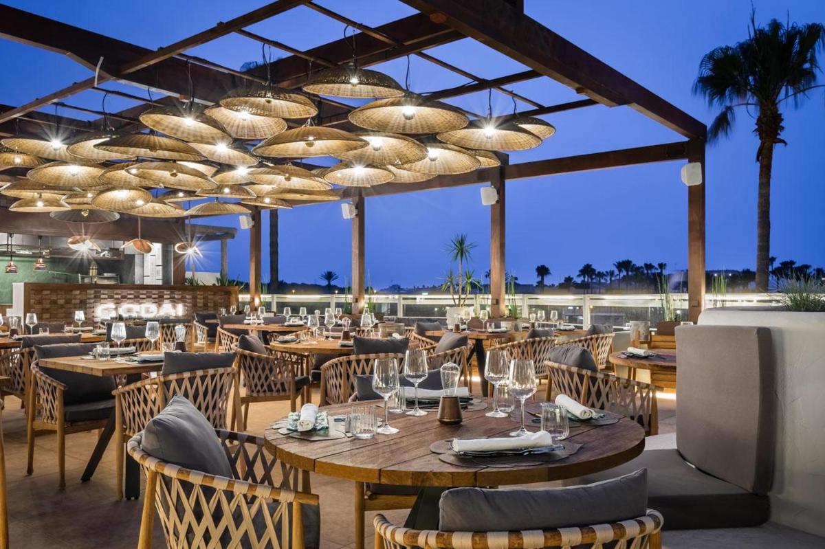 Un restaurante o sitio para comer en Lago Resort Menorca - Suites del Lago Adults Only