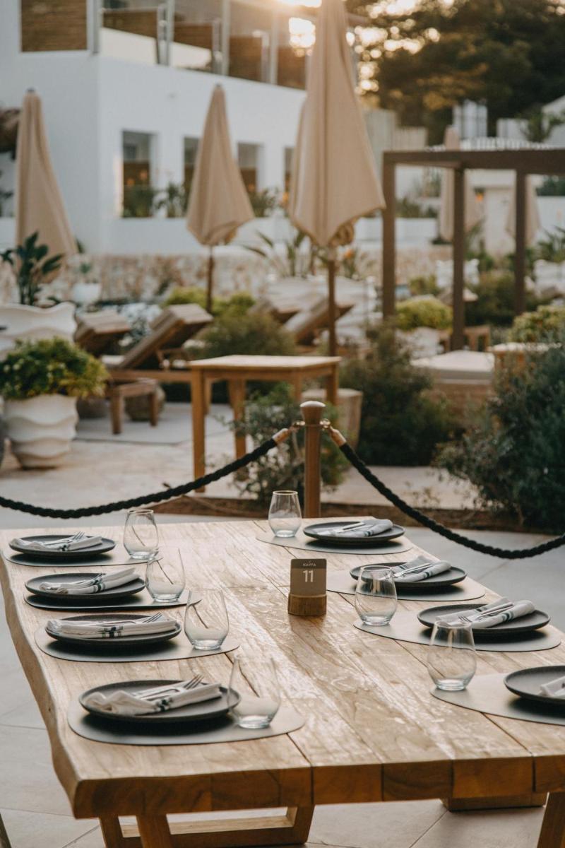 Un restaurante o sitio para comer en Lago Resort Menorca - Suites del Lago Adults Only