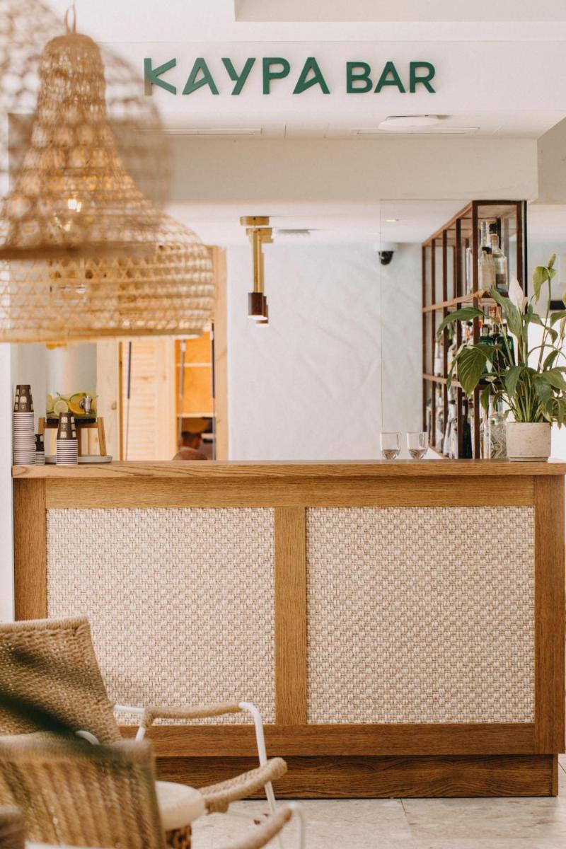 El salón o zona de bar de Lago Resort Menorca - Suites del Lago Adults Only