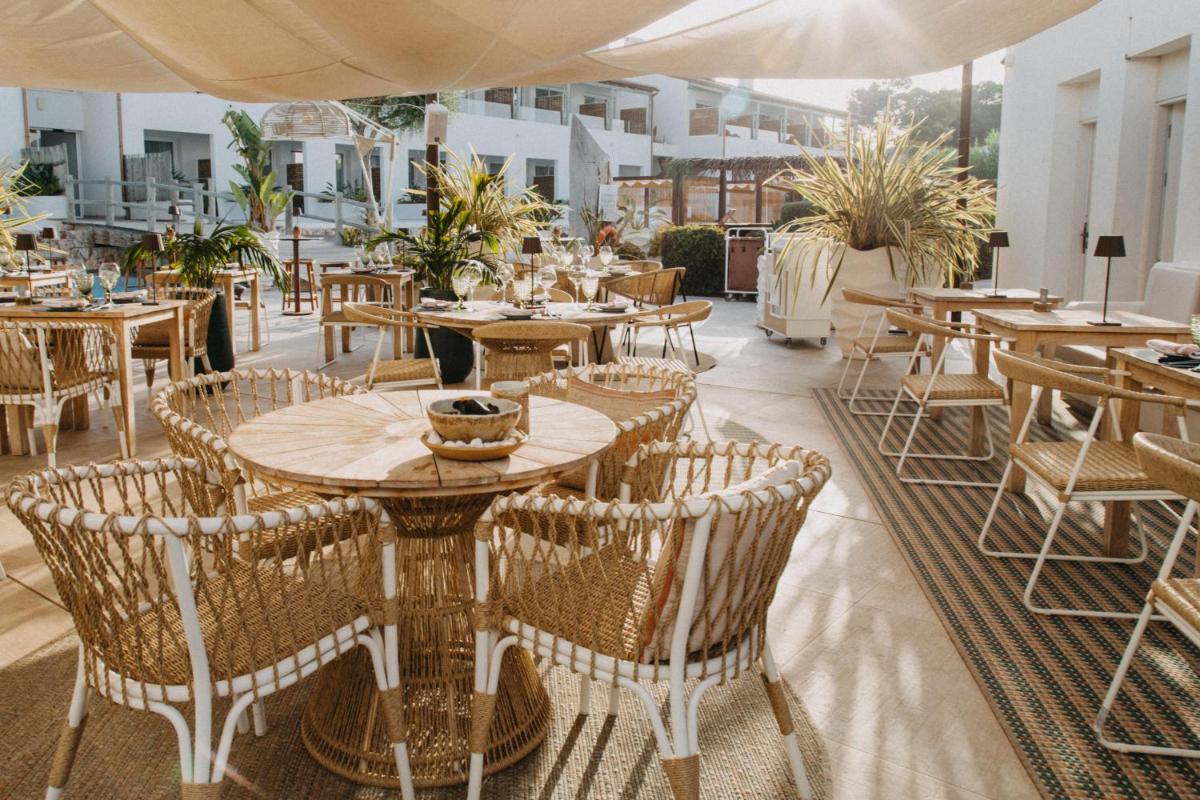 Un restaurante o sitio para comer en Lago Resort Menorca - Suites del Lago Adults Only
