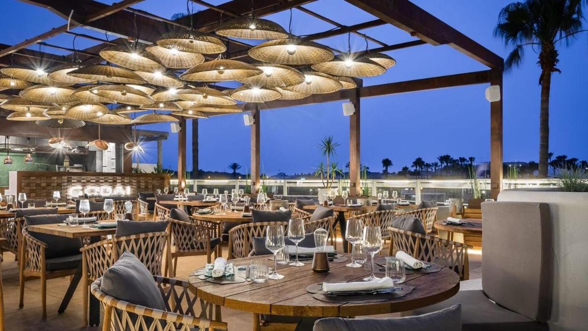 Un restaurante o sitio para comer en Lago Resort Menorca - Suites del Lago Adults Only