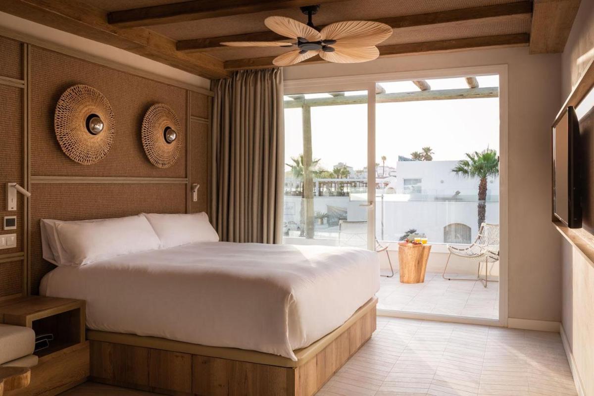 Cama o camas de una habitación en Lago Resort Menorca - Suites del Lago Adults Only