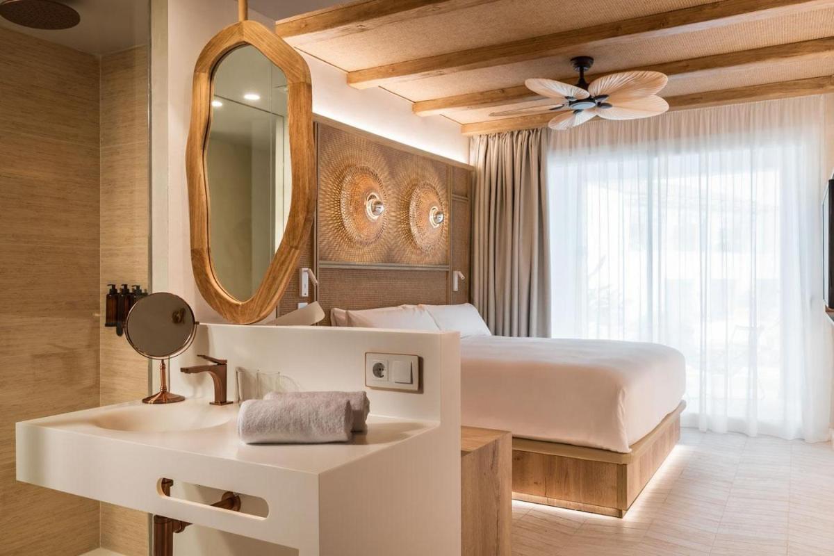 Cama o camas de una habitación en Lago Resort Menorca - Suites del Lago Adults Only