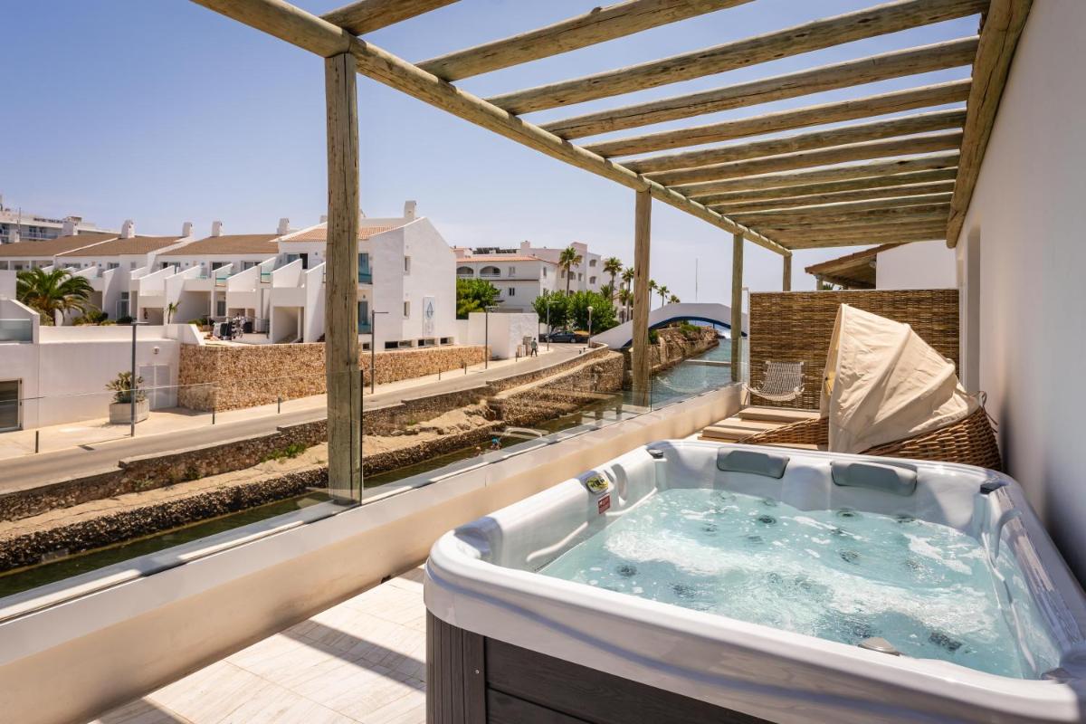 Imagen de la galería de Lago Resort Menorca - Suites del Lago Adults Only, en Cala'n Bosch