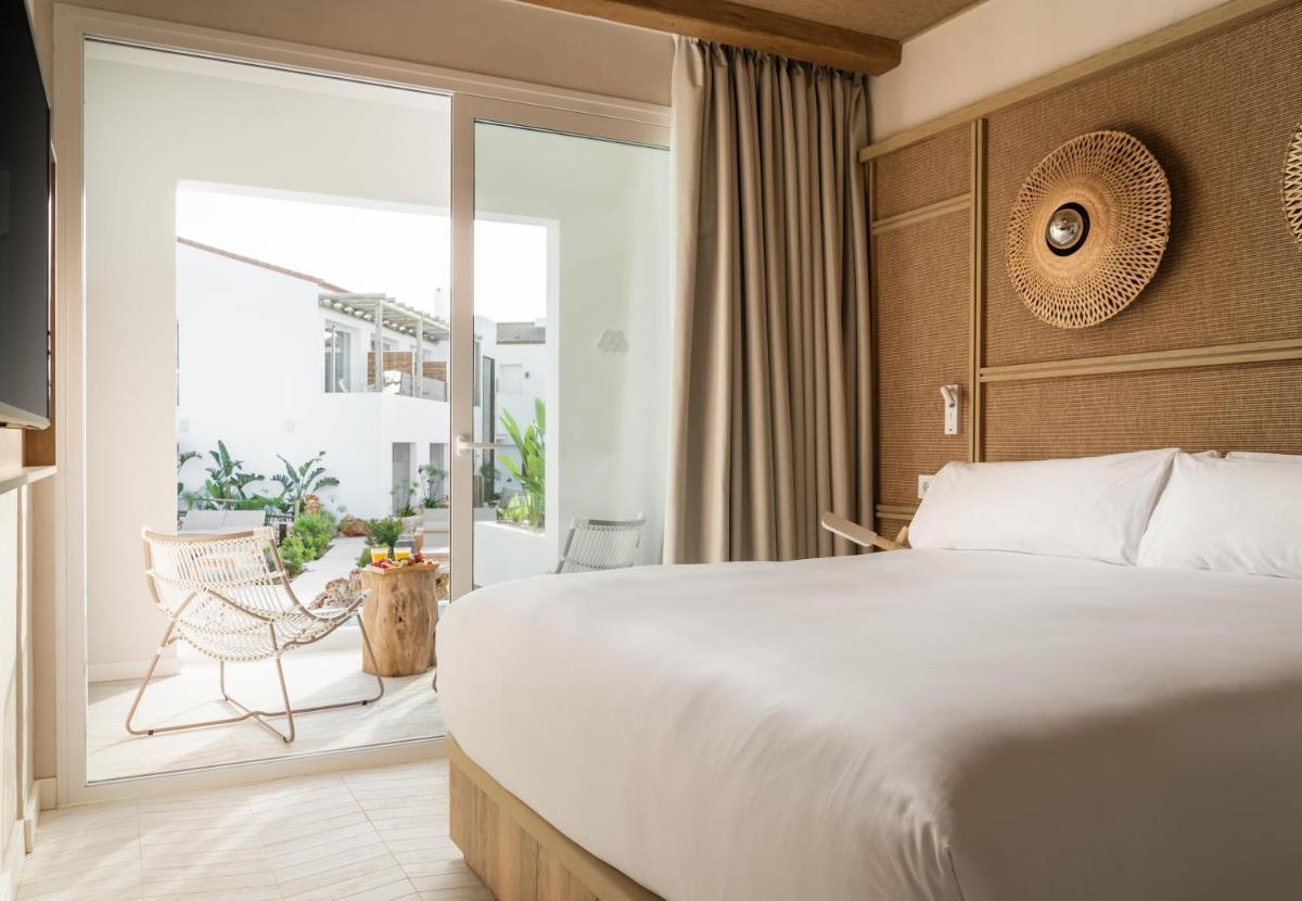Cama o camas de una habitación en Lago Resort Menorca - Suites del Lago Adults Only