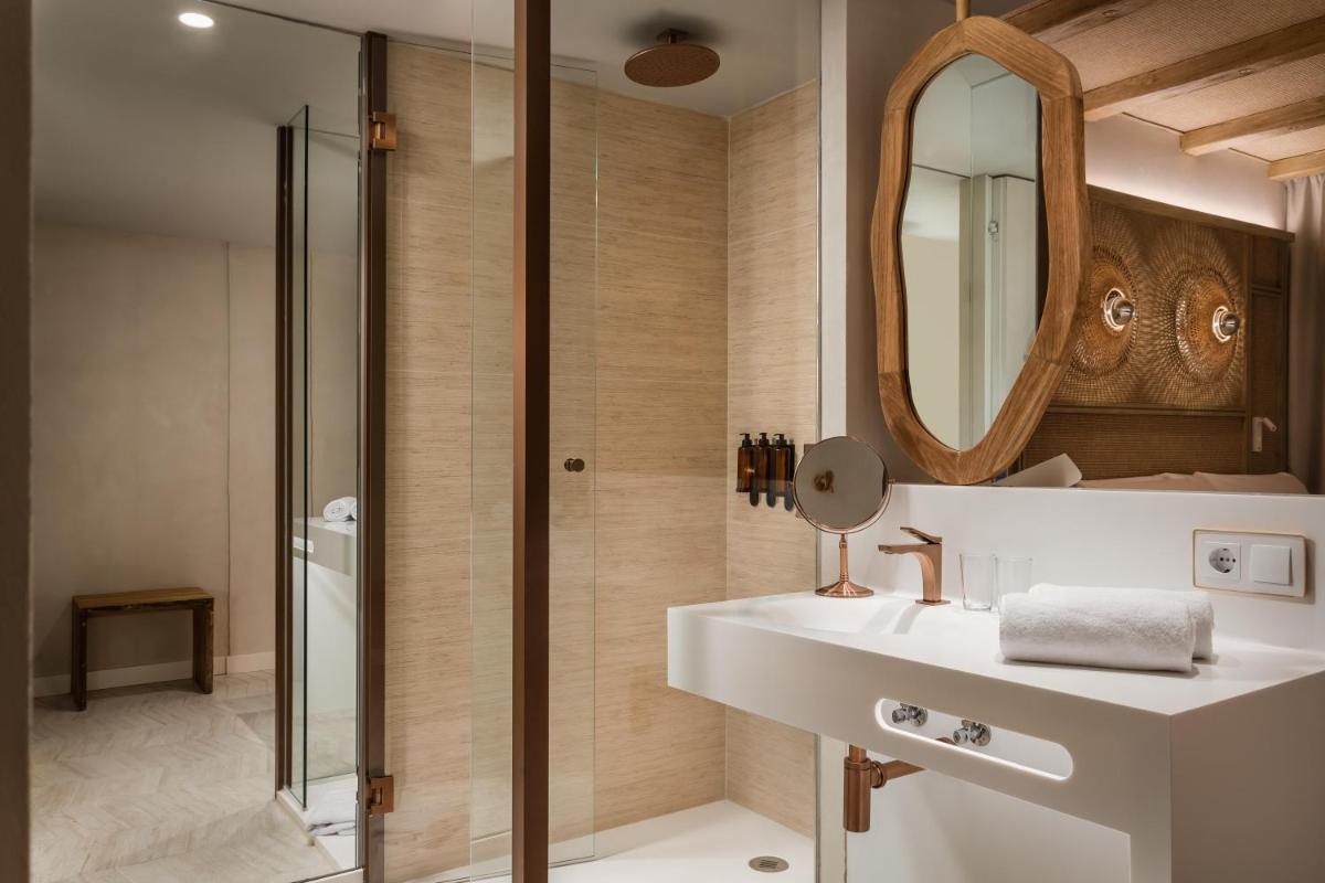 Un baño de Lago Resort Menorca - Suites del Lago Adults Only