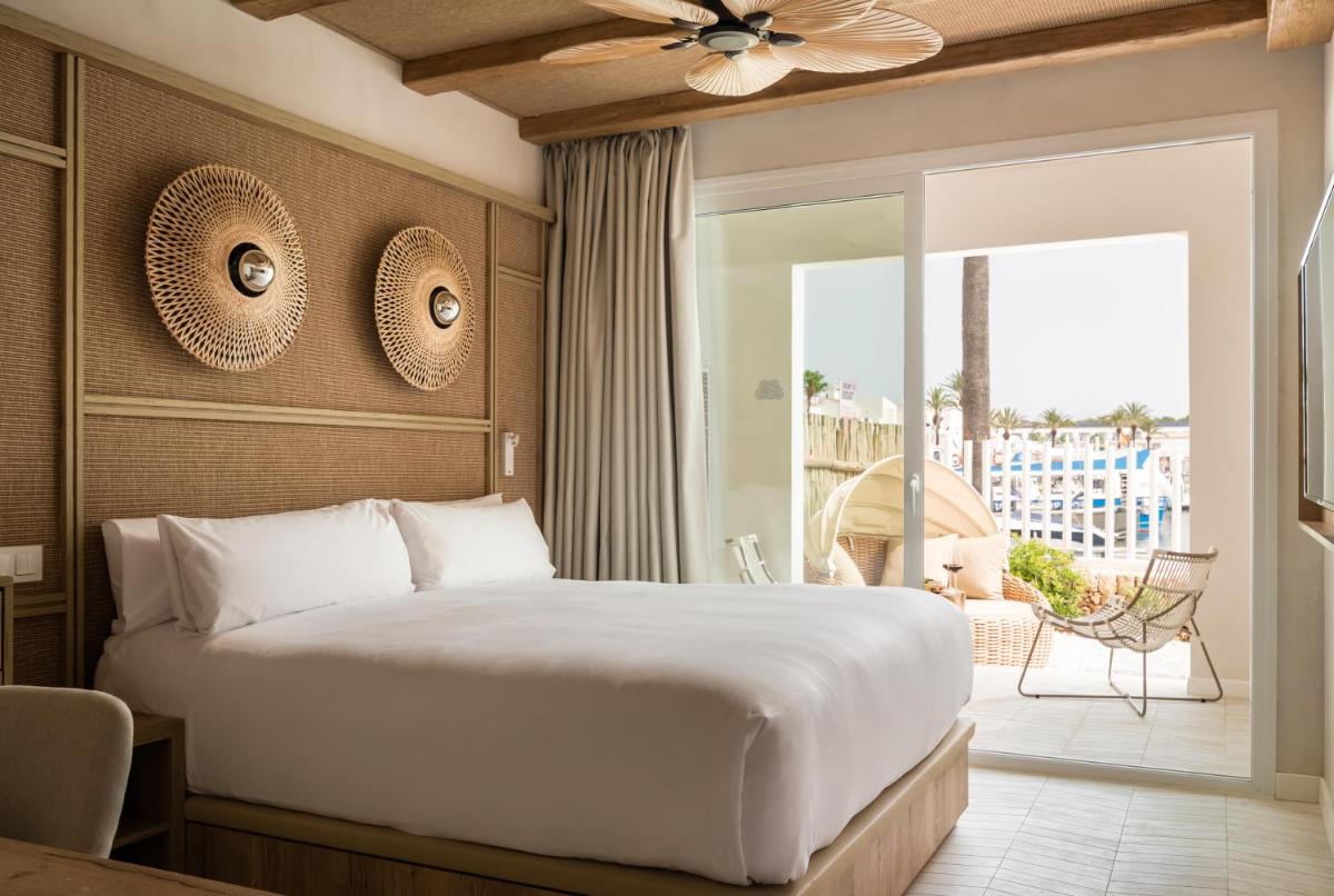 Cama o camas de una habitación en Lago Resort Menorca - Suites del Lago Adults Only