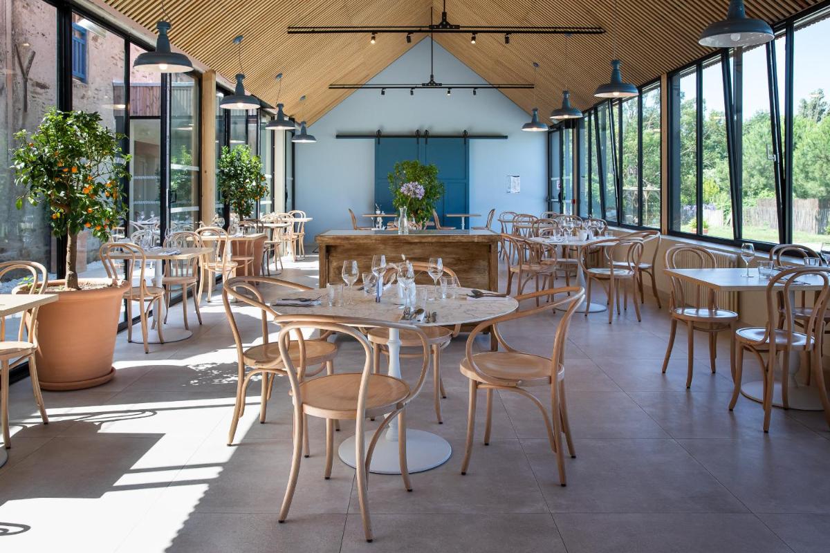 Restaurant ou autre lieu de restauration dans l'établissement Eco-Domaine La Fontaine - HOTEL-SPA - 300 m Plage de la Fontaine aux Bretons