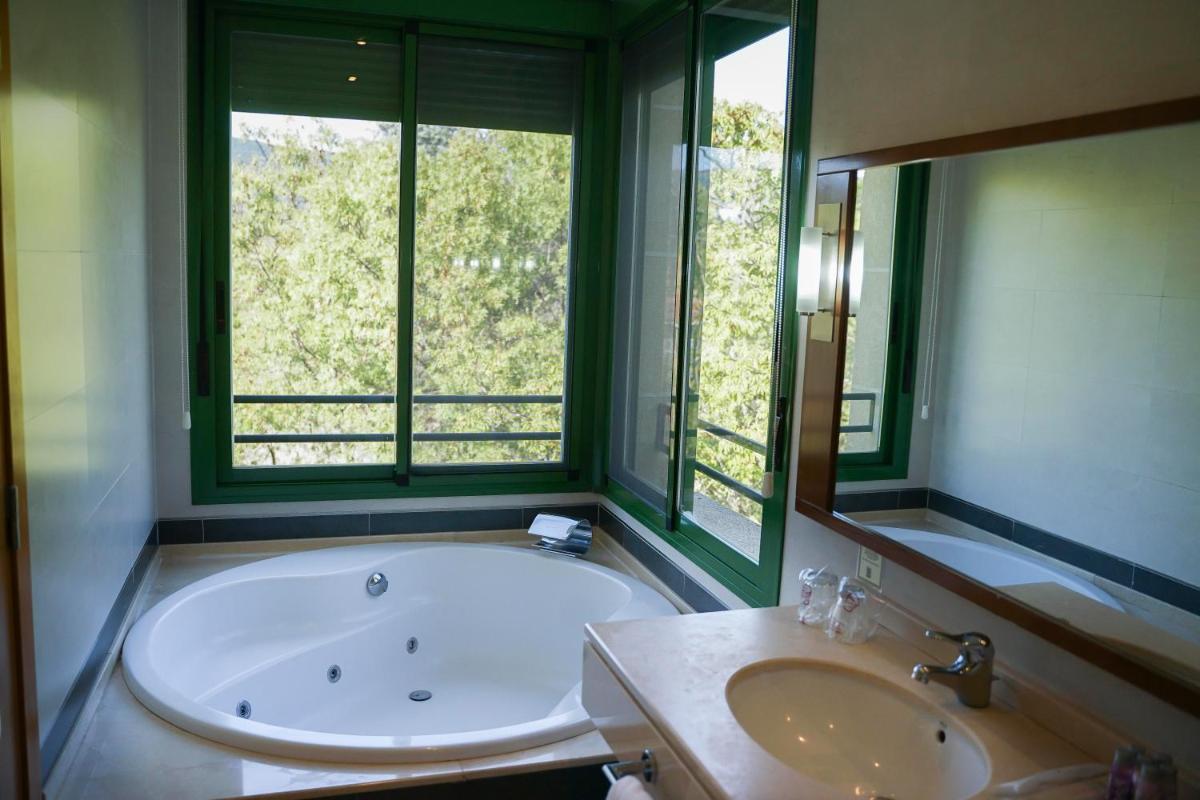 Un baño de Salugral Termal Resort