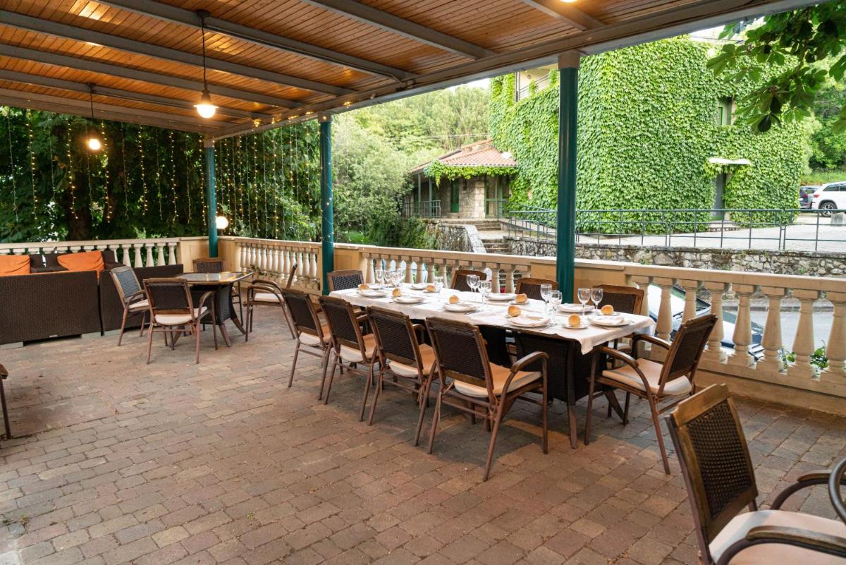 Un patio con una mesa y sillas. en Salugral Termal Resort, en Hervás