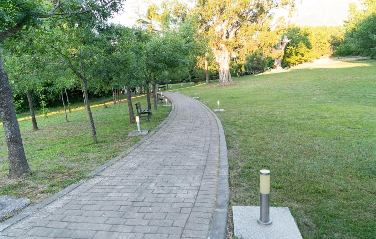 Jardín al aire libre en Salugral Termal Resort
