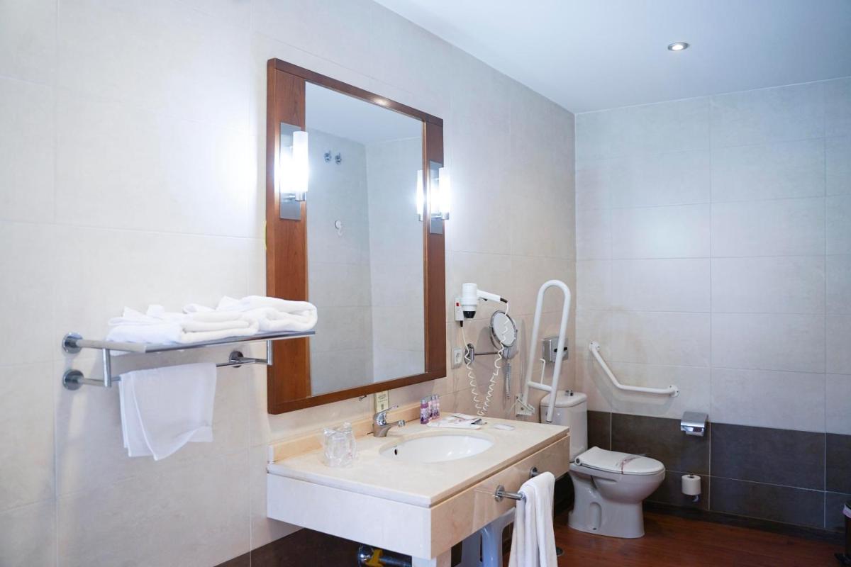 Un baño de Salugral Termal Resort