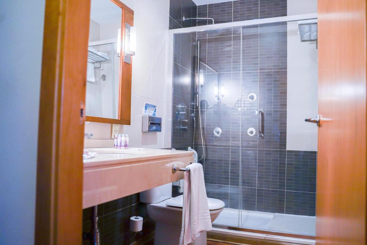Un baño de Salugral Termal Resort