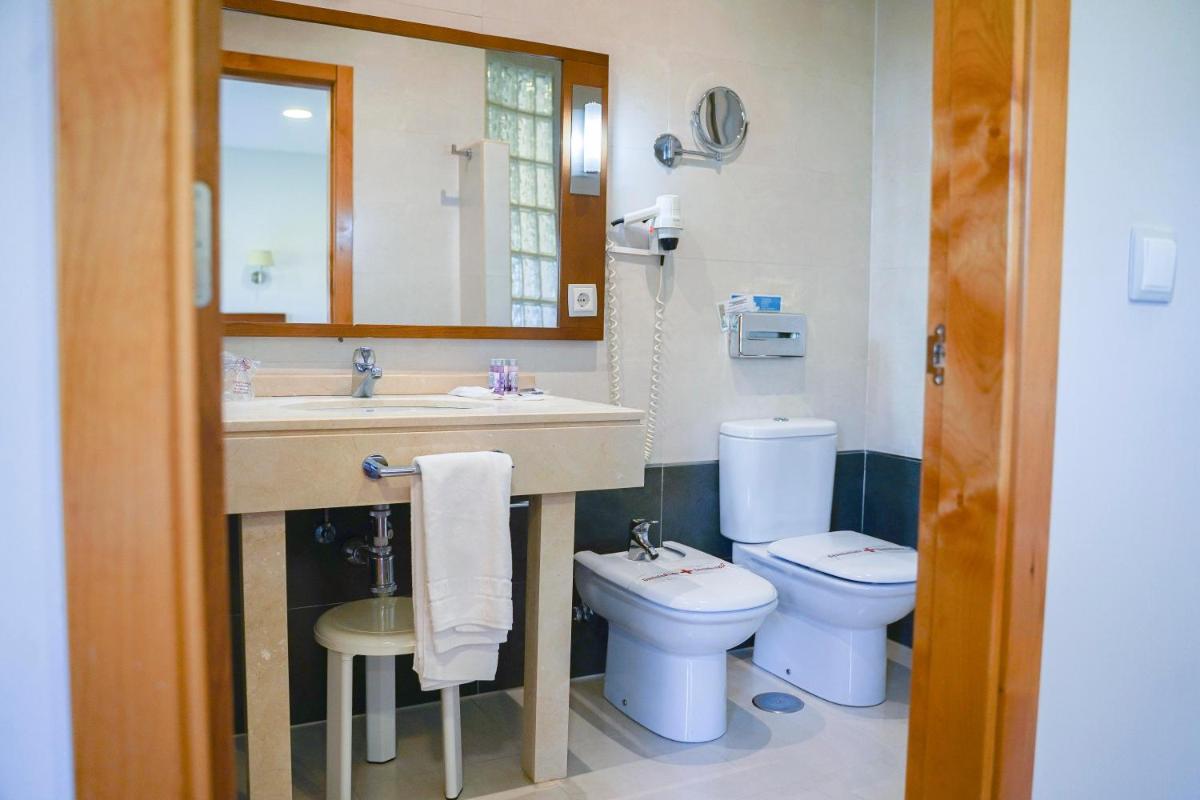 Un baño de Salugral Termal Resort