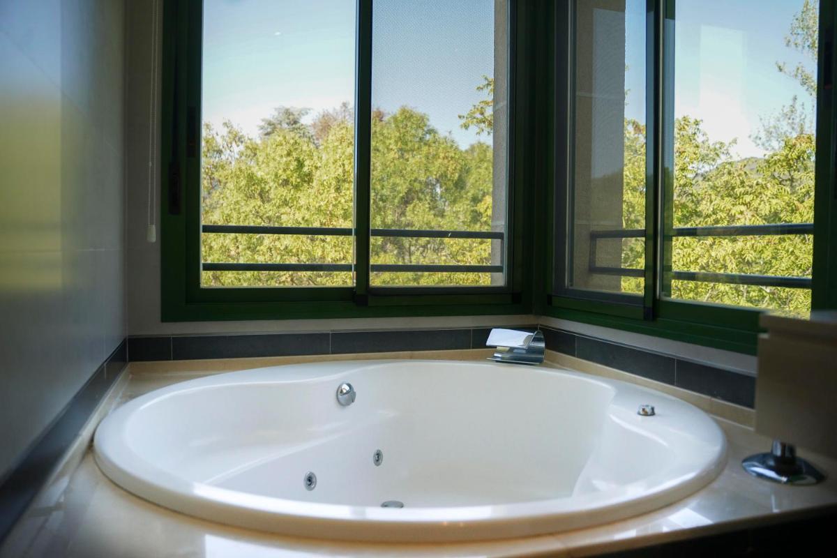 Un baño de Salugral Termal Resort