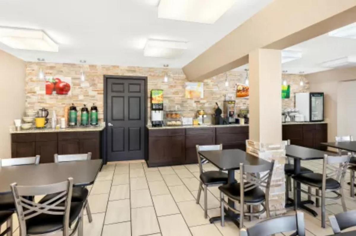 Quality Inn Middleburg Heights near Cleveland Airport - Housity